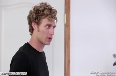 Массажист красиво пристроил на член милую пациентку