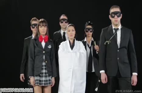 Мужики окружили азиаточку и жестко напихали ей в ротик 1