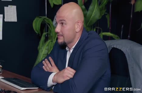 Сучка с аппетитным телом устроила порево на работе 1