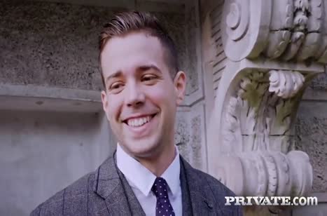 Девочку в колготках в сеточку классно прут в два ствола 1