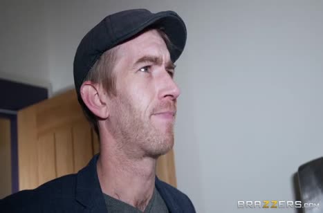 Чувак напоил пухлую бабенку и отымел ее в туалете 3