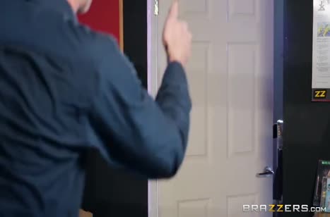 Милфу с большими буферами жестко отодрали на складе