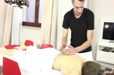 Паренек с ассистенткой раскрутили пациентку на секс