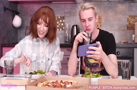 Рыженькая вебкамщица классно шпилится в анал 1