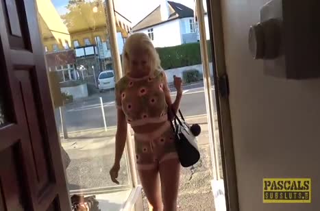 Милфа в прозрачном наряде соблазнила богатого самца 1